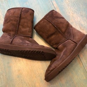 UGG chocolate brown classic short boots size 8